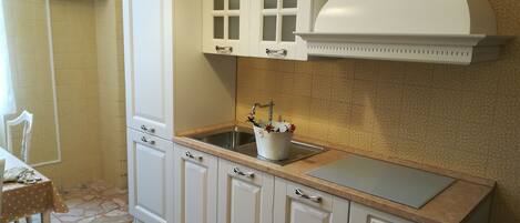 ثلاجة، ميكروويف، فرن، موقد طهي مسطح