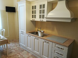 Frigorifero, microonde, forno, piano cottura