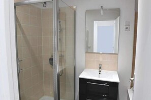 Bathtub, towels