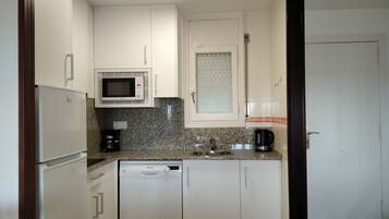 Een koelkast, een magnetron, een koffiezetapparaat/waterkoker