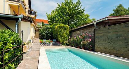 Sunny holiday home with Pool/BBQ area/AC/Parking
Casa Montana-Country Apartment