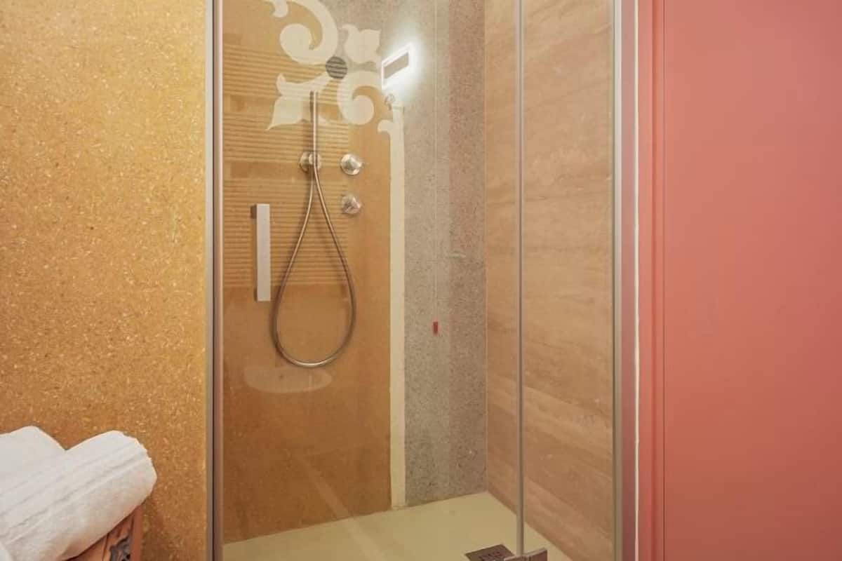 Baño | Regadera, amenidades de baño de diseñador, secadora de cabello