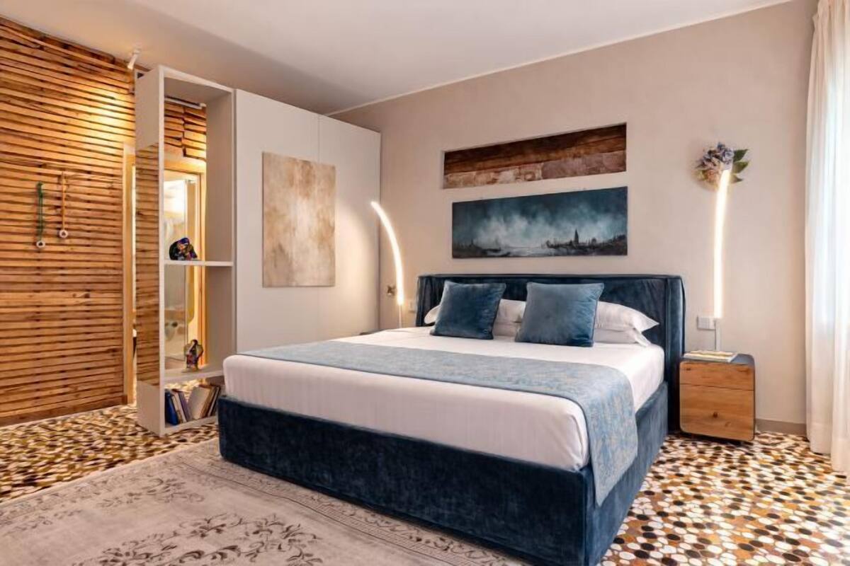 Ein modernes Schlafzimmer mit Bett, Kleiderschrank und Nachttisch.
