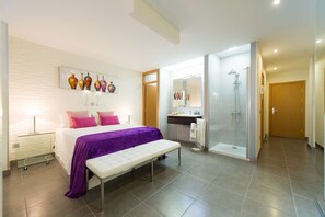 1 bedroom, desk, iron/ironing board, WiFi