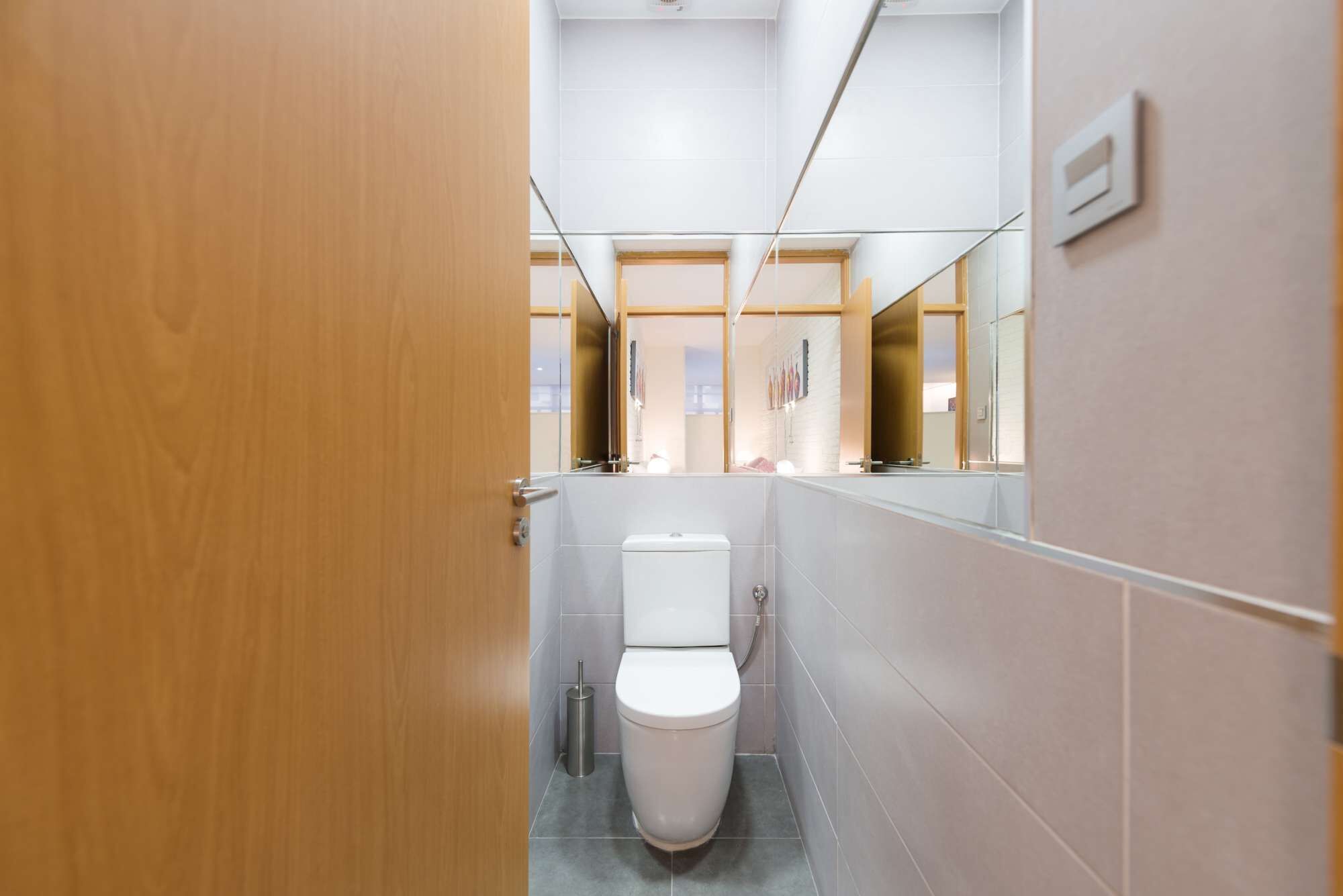 Combined shower/bathtub, hair dryer, towels