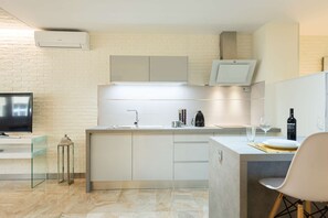 Fridge, microwave, oven, coffee/tea maker