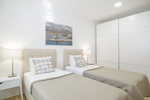 2 chambres, coffre-fort, fer et planche à repasser, lit de bébé portatif