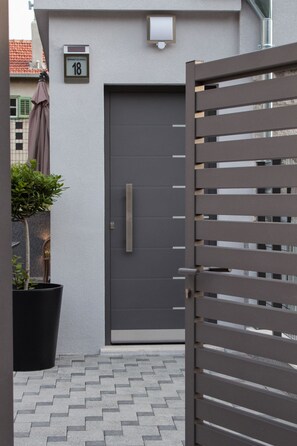 Exterior - Holiday Home Aspalathos, 2 BDR Apt, Close To All Tourist Attractions 		 (Split)