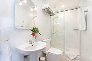 Douche, sèche-cheveux, serviettes fournies