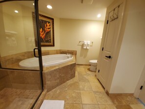 Combined shower/tub, jetted tub, hair dryer, towels