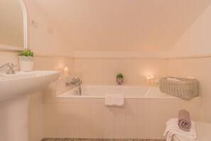 Badewanne, Haartrockner, Bidet, Handtücher