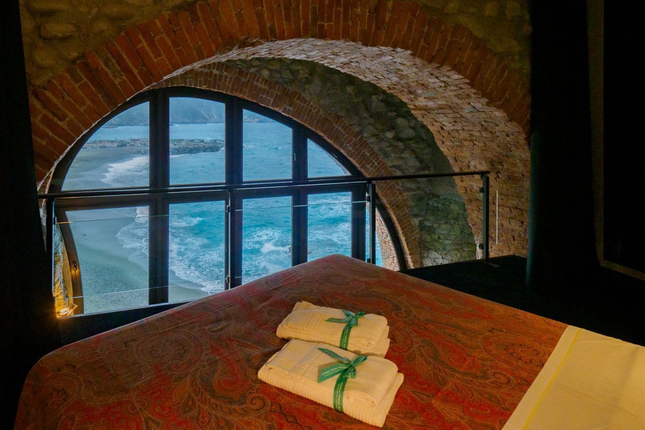 2 bedrooms, travel cot, free WiFi, bed sheets