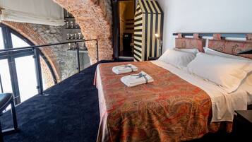 2 bedrooms, travel cot, free WiFi, bed sheets