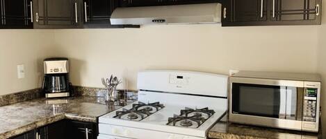 Mikroaaltouuni, kahvin-/teenkeitin