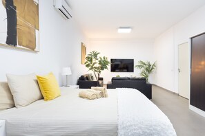 5 bedrooms, iron/ironing board, Internet, bed sheets