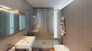 淋浴设施、吹风机、毛巾