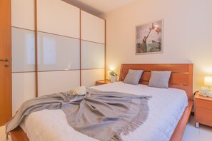 Een strijkplank/strijkijzer, gratis wifi, beddengoed