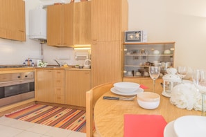 Fridge, microwave, oven, coffee/tea maker