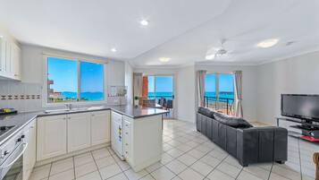 Lejlighed | Privat køkken | Køleskab/fryser i fuld størrelse, mikrobølgeovn, ovn, kogeplade