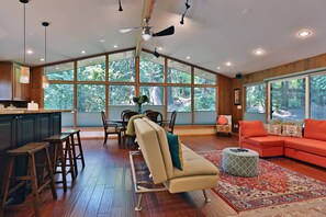 TV connectée, cheminée, jeux vidéo, lecteur de DVD