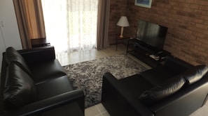 Flatskjerm-TV og DVD-spiller