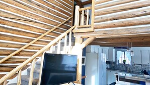 Una escalera de caracol de madera con un ventilador de techo.