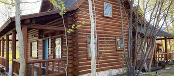 Beautiful newly renovated cabin directly across from Bear Lake.