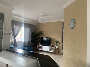TV, stereo - Comfortable house in Itapoá -SC with 8x4. pool, cable TV and Wi-Fi (Itapoá)