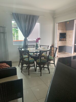 Dining - Comfortable house in Itapoá -SC with 8x4. pool, cable TV and Wi-Fi (Itapoá)