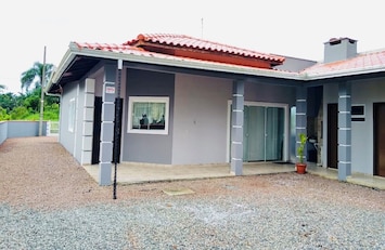 Lateral e fundos