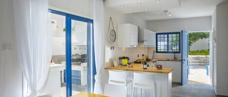 ثلاجة، ميكروويف، فرن، موقد طهي مسطح