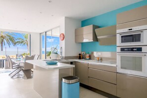 Kjøleskap, mikrobølgeovn, ovn og oppvaskmaskin