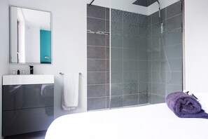 Baignoire, sĂšche-cheveux, serviettes fournies