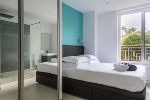 3 bedrooms, iron/ironing board, free WiFi, wheelchair access - Seafront Apartment with Large Terrace (Cannes)