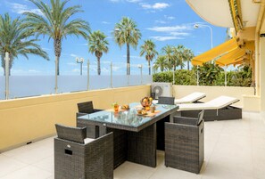 Outdoor dining - Seafront Apartment with Large Terrace (Cannes)