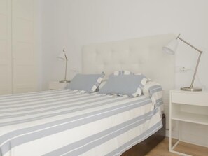 2 bedrooms, iron/ironing board, Internet, bed sheets - Deluxe Apart. Plaza de La Trinidad (Córdoba)