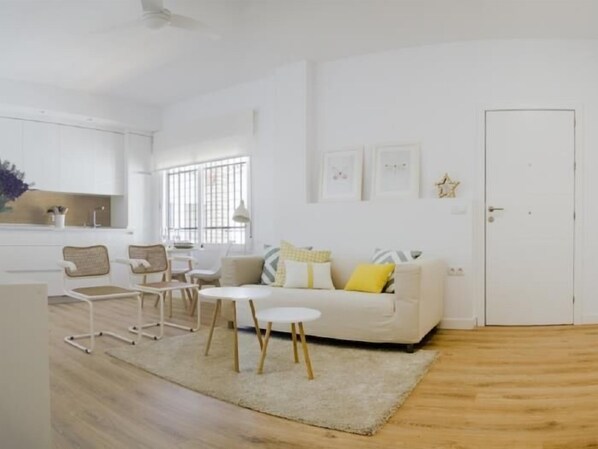 TV - Deluxe Apart. Plaza de La Trinidad (Córdoba)