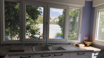 Een koelkast, een magnetron, een oven, een vaatwasser