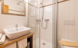 Shower, hair dryer, towels - (2) Kaiserblick Zwei-Raum-Ferienwohnung 41 qm (Reit im Winkl)