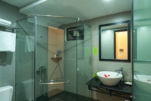 シャワー、バスアメニティ (無料)、ヘアドライヤー、スリッパ