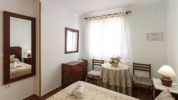 1 slaapkamer, een strijkplank/strijkijzer, beddengoed