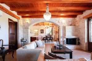 Fernseher, Kamin, DVD-Player, Bücher