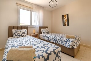 2 slaapkamers, geluiddichte muren, een strijkplank/strijkijzer, internet