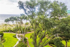 Property grounds - Coastal condo on the beach w/ panoramic views, beach access & a shared pool (Hilton Head)