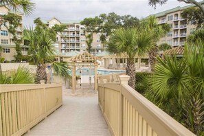 Property grounds - Coastal condo on the beach w/ panoramic views, beach access & a shared pool (Hilton Head)