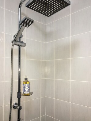 Kombination af bruser/badekar, hårtørrer, bidet, håndklæder