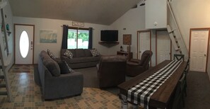 Een televisie, videogames, een dvd-speler en een filmbibliotheek