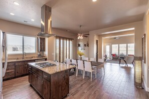 Pientalo, useita sänkyjä (Bella Vista On The Fairway) | Yksityinen keittiö | Vedenkeitin, leivänpaahdin, pakastin, jääpalakone