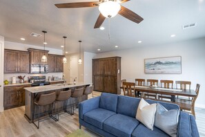 Townhome, Berbilang Katil (Overlook Oasis) | Dapur peribadi | Peti sejuk, ketuhar gelombang mikro, ketuhar, cerek elektrik 