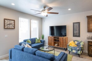 Townhome, Berbilang Katil (Overlook Oasis) | Ruang tamu | 60 inci televisyen skrin rata dengan satelit, TV 